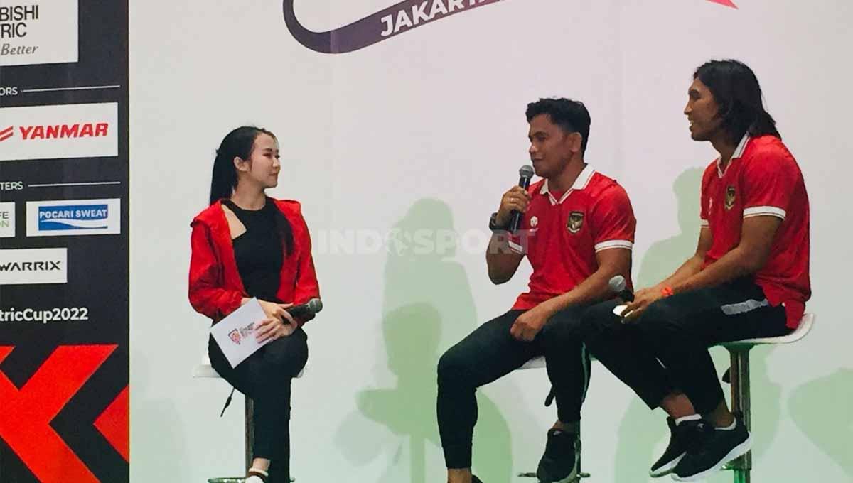 Legenda Timnas Indonesia, Ilham Jayakusuma dan Budi Sudarsono dalam acara Trophy Tour AFF Cup 2022 di Jakarta, Sabtu (26/11/22).