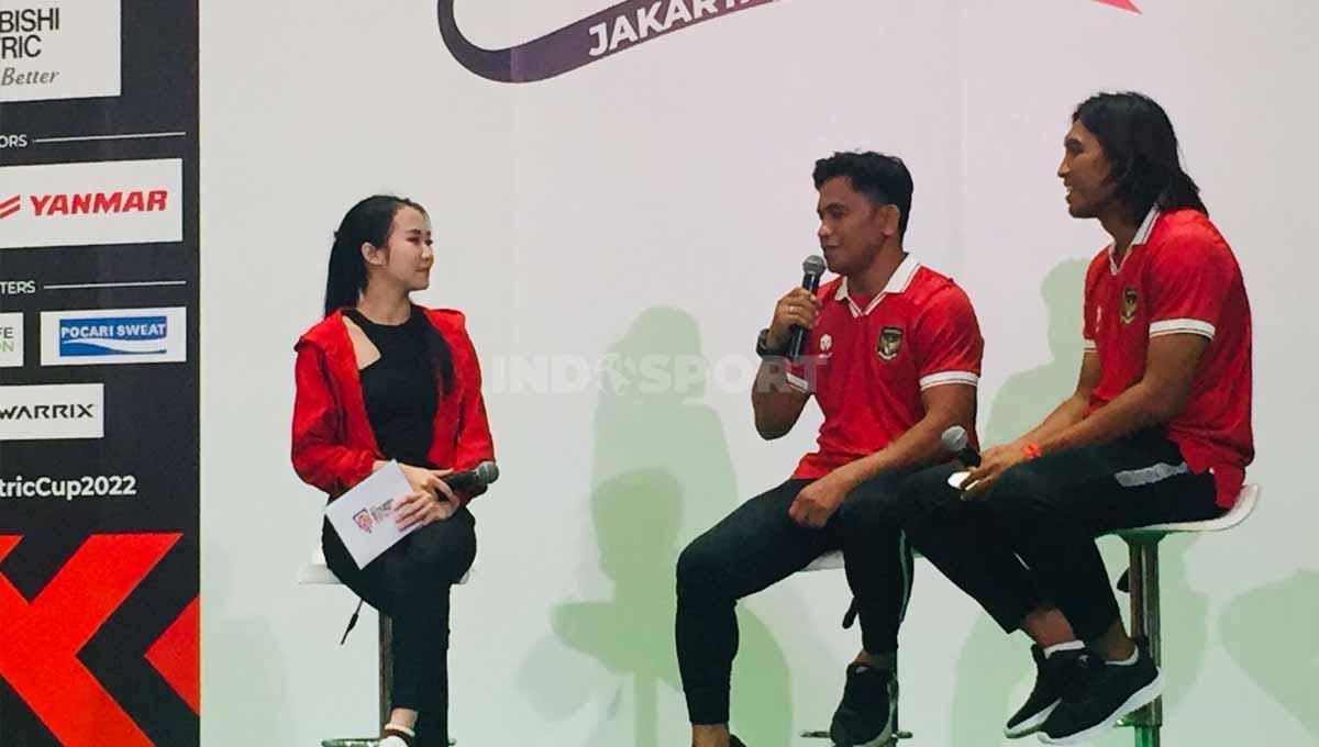 Legenda Timnas Indonesia, Ilham Jayakusuma dan Budi Sudarsono dalam acara Trophy Tour AFF Cup 2022 di Jakarta, Sabtu (26/11/22). - INDOSPORT