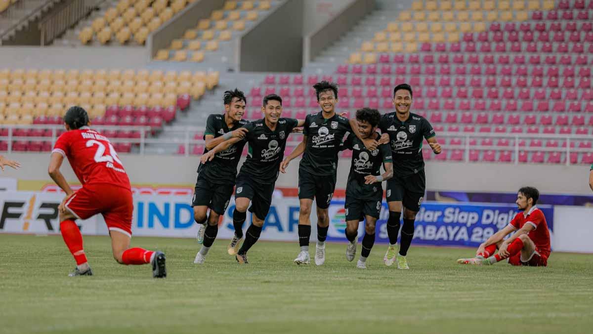 Persis Solo saat uji coba jelang Liga 1 melawan Persebaya Surabaya di Stadion Manahan Solo, Sabtu (26/11/22). (Foto: Official Persebaya)