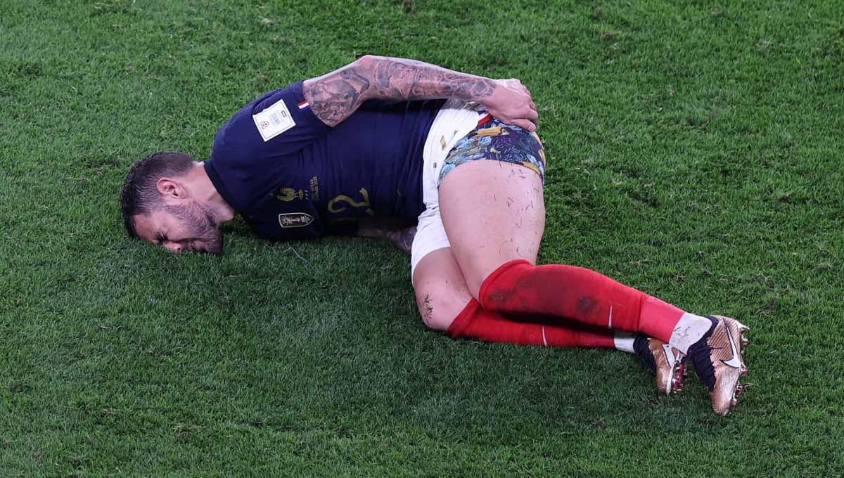Pemain Prancis Theo Hernandez saat mengalami cedera paha di Piala Dunia Qatar 2022. (Foto: REUTERS/Molly Darlington) - INDOSPORT