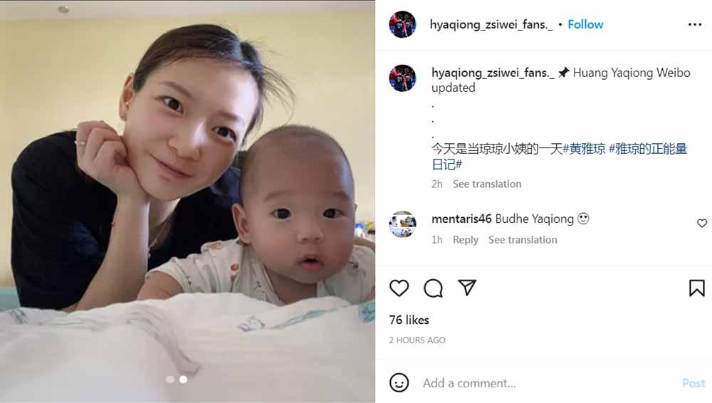 Potret pebulutangkis Huang Yaqiong saat jadi babysitter. (Foto: Instagram@hyaqiong_zsiwei_fans._) Copyright: Instagram@hyaqiong_zsiwei_fans._