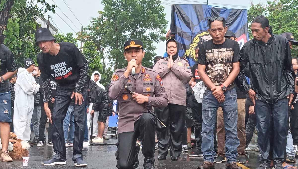Kapolres Malang, AKBP Putu Kholis Aryana menemui massa aksi di simpang 4 kepanjen kabupaten Malang - INDOSPORT