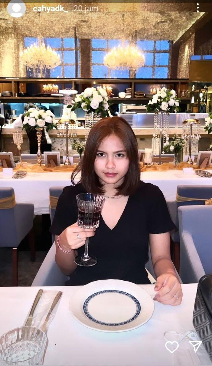 Komang Ayu Cahya Dewi cantik berbalut dress hitam saat makan malam. Copyright: instagram story @cahyadk_