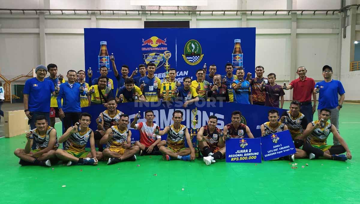 Tim Karina dan Rendy Clothing, foto bersama usai babak final turnamen bola voli Kratingdaeng Volleyball Gubernur Cup 2022 seri Bandung. (Foto: Arif Rahman/INDOSPORT) Copyright: Arif Rahman/INDOSPORT