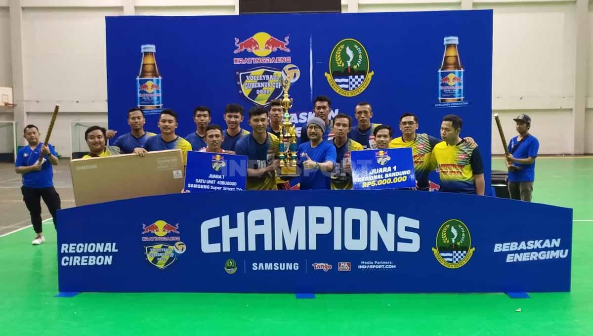 Tim Karina juara turnamen bola voli Kratingdaeng Volleyball Gubernur Cup 2022 seri Bandung. (Foto: Arif Rahman/INDOSPORT) - INDOSPORT