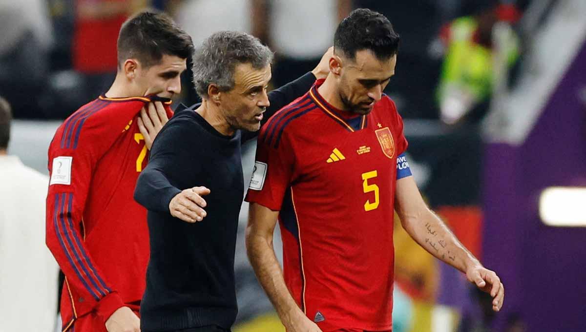 Pelatih Spanyol Luis Enrique berbicara dengan Sergio Busquets usai pertandingan antar Spanyol vs Jerman di grup E Piala Dunia Qatar 2022. (Foto: REUTERS/Albert Gea)