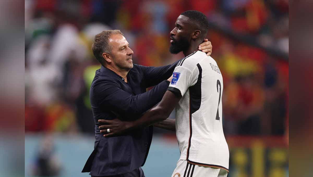 Antonio Rudiger dan pelatih Hansi Flick usai pertandingan antara Spanyol vs Jerman di grup E Piala Dunia Qatar 2022. (Foto: REUTERS/Matthew Childs