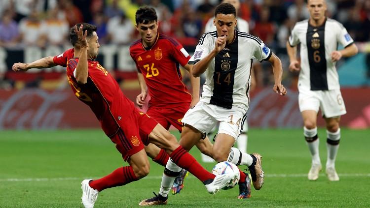 Aksi Jamal Musiala di laga Piala Dunia 2022 Spanyol vs Jerman (28/11/22). (Foto: REUTERS/Albert Gea) - INDOSPORT