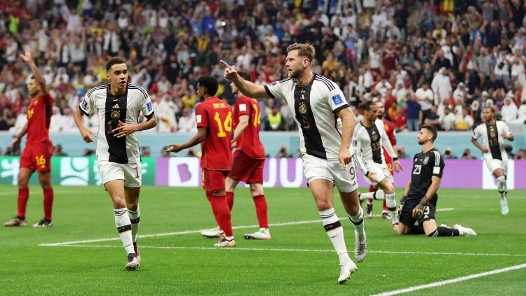 Selebrasi Jamal Musiala (kiri) usai Niclas Fullkrug mencetak gol di laga Piala Dunia 2022 Spanyol vs Jerman (28/11/22). (Foto: REUTERS/Matthew Childs) - INDOSPORT