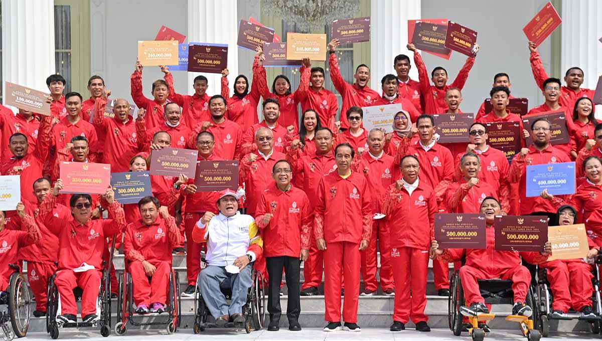 Presiden Joko Widodo menyerahkan bonus juara umum ASEAN Para Games 2022. (Foto: NPC Indonesia) - INDOSPORT