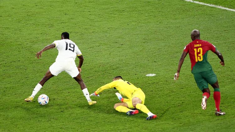 Diogo Costa, Kiper Portugal melakukan blunder fatal di Piala Dunia 2022 (Foto: REUTERS/Marko Djurica).