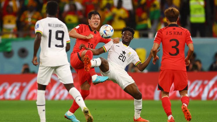 Mohammed Kudus dari Ghana beraksi dengan Kim Young-gwon dari Korea Selatan di Laga Piala Dunia 2022 REUTERS-Kai Pfaffenbach