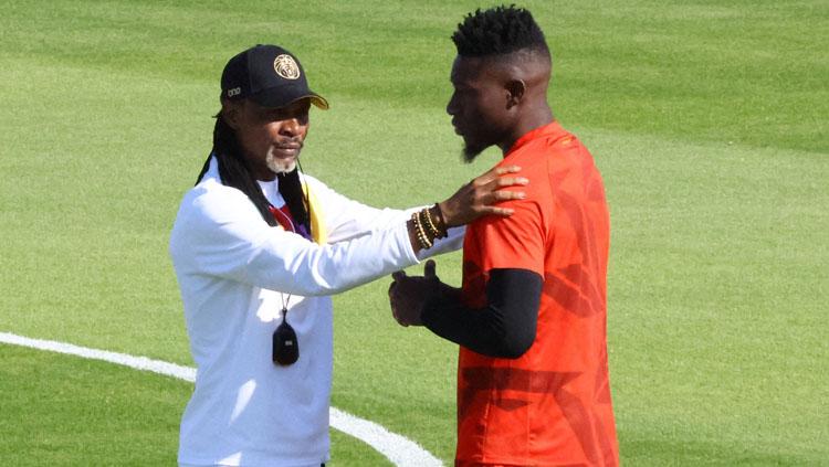 Penjaga gawang Inter Milan, Andre Onana balik menyerang pelatih Kamerun, Rigobert Song, setelah dirinya dikeluarkan dari skuat di Piala Dunia 2022. (REUTERS/Ibraheem Al Omari). - INDOSPORT