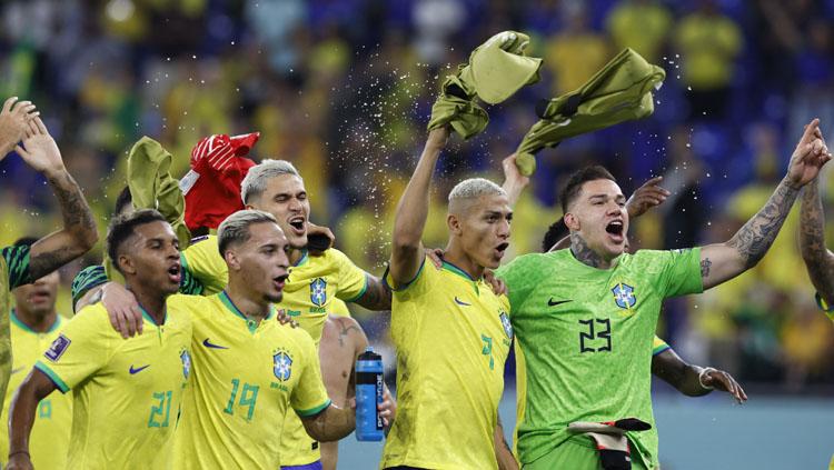 Selebrasi Timns Brasil usai memastikan diri lolos ke babak 16 besar Piala Dunia 2022 (Foto: REUTERS/Amanda Perobelli). - INDOSPORT