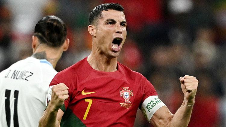 Selebrasi dari Cristiano Ronaldo usai Timnas Portugal lolos ke babak 16 besar Piala Dunia 2022 (Foto: REUTERS/Dylan Martinez). - INDOSPORT