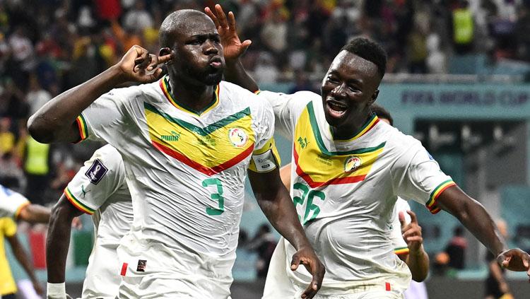Bek tengah Timnas Senegal, Kalidou Koulibaly mencetak gol kemenangan saat melawan Ekuador dalam laga terakhir Grup A Piala Dunia 2022 (Foto: REUTERS/Dylan Martinez). - INDOSPORT
