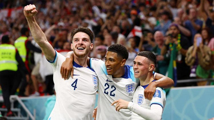 Selebrasi pemain Timnas Inggris setelah Phil Foden (paling kanan) mencetak gol ke gawang Wales dalam laga akhir Grup B Piala Dunia 2022 (Foto: REUTERS/Paul Childs). - INDOSPORT