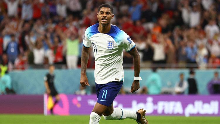 Marcus Rashford kembali tajam di Piala Dunia 2022 dengan mencetak dua gol dalam laga Wales vs Inggris, lalu apa yang salah darinya di Manchester United? (Foto: REUTERS/Hannah Mckay). - INDOSPORT