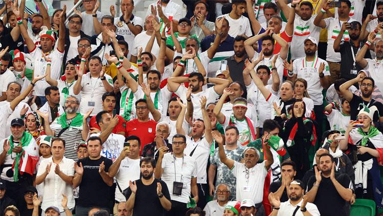 Para pendukung Timnas Iran di pertandingan terakhir Grup B Piala Dunia 2022 saat melawan Amerika Serikat (Foto: REUTERS/Wolfgang Rattay).