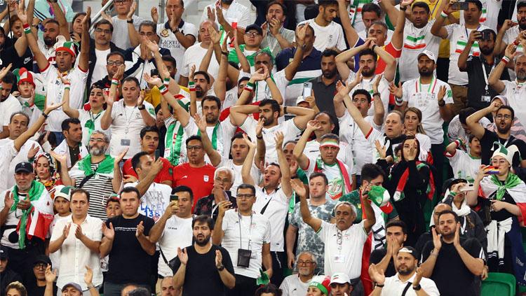 Para pendukung Timnas Iran di pertandingan terakhir Grup B Piala Dunia 2022 saat melawan Amerika Serikat (Foto: REUTERS/Wolfgang Rattay). - INDOSPORT