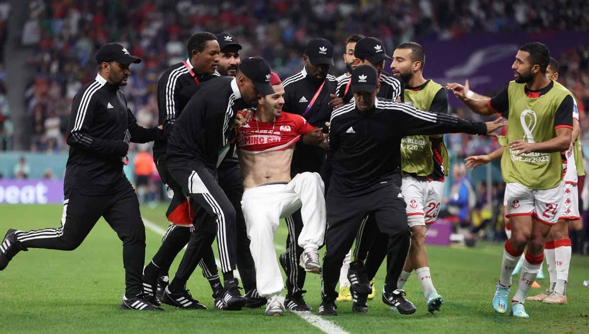 Piala Dunia 2022 diwarnai ulah menarik penonton yang menyaksikan langsung di Qatar, dari penyusup bawa bendera pelangi di lapangan hingga kerapian fans Jepang.