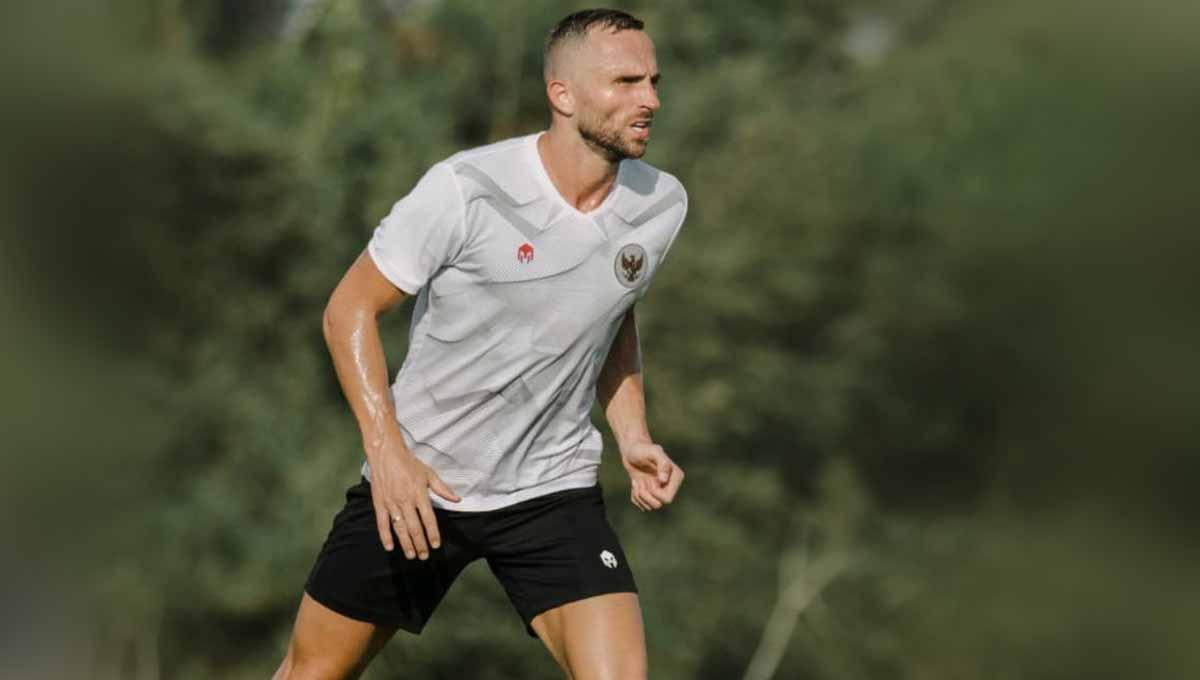 Pamer kenyamanan Stadion I Wayan Dipta, pemain Bali United, Ilija Sapsojevic colek Witan Sulaeman dan Jordi Amat saat persiapan Piala AFF 2022. (Foto: Bali United)