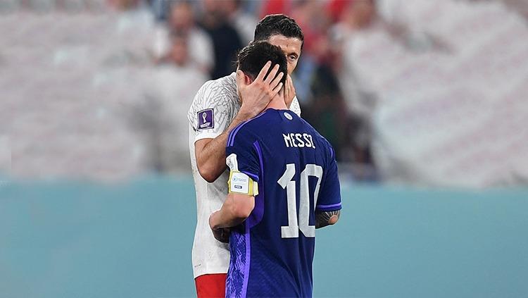 Robert Lewandowski dan Lionel Messi tengah berbincang usai laga antara Polandia vs Argentina di Piala Dunia 2022.(foto REUTERS/Jennifer Lorenzini) Copyright: REUTERS/Jennifer Lorenzini