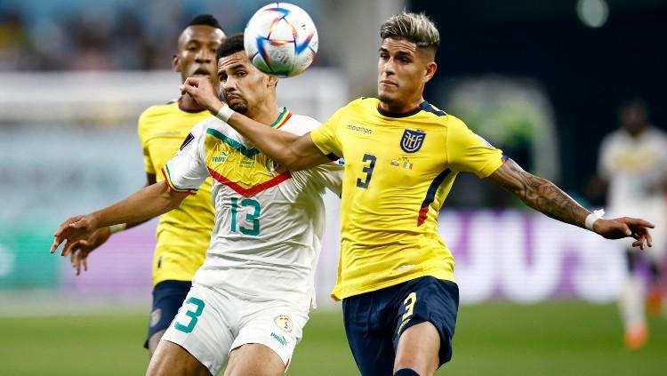 Bek Ekuador, Piero Hincapie (kanan), saat laga Piala Dunia 2022 kontra Senegal (29/11/22), menjadi buruan utama Chelsea. (Foto: REUTERS/Stephane Mahe)