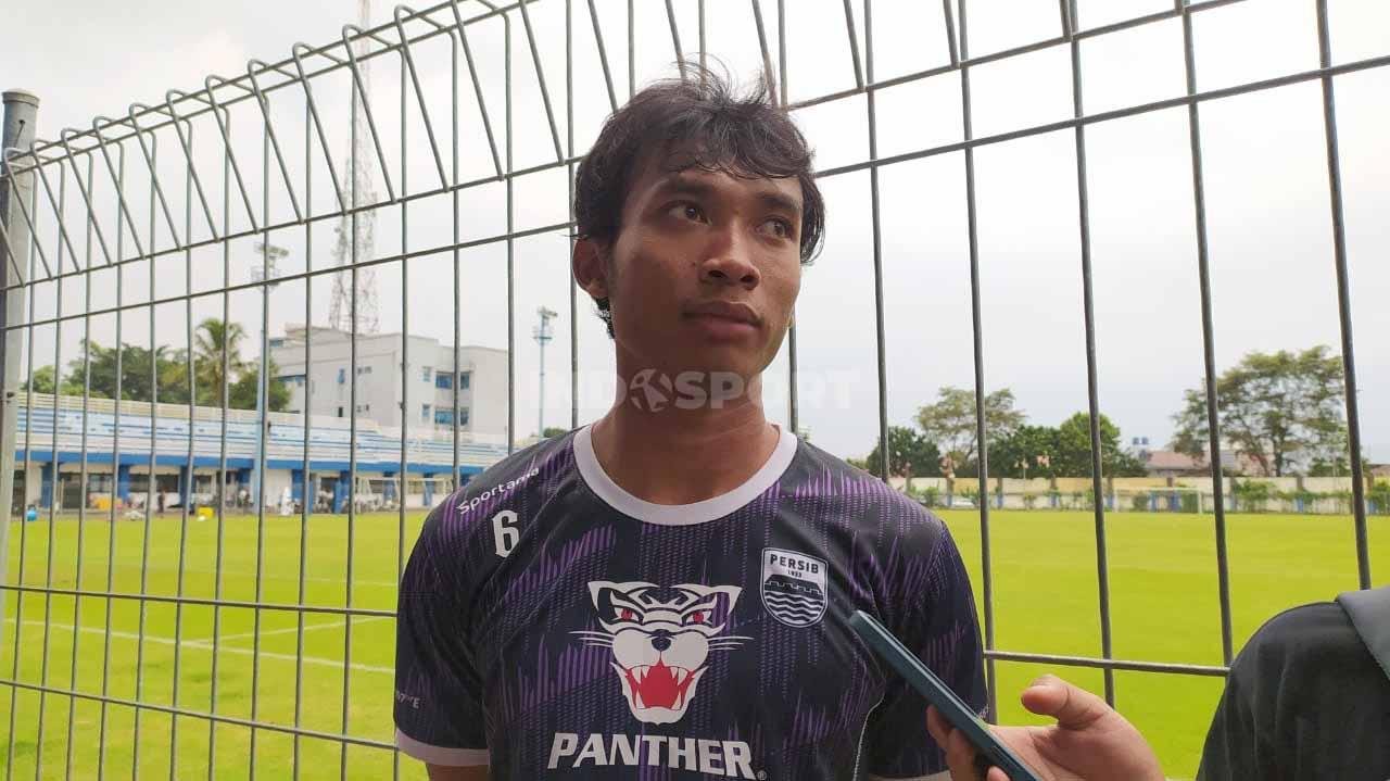 Gelandang Persib Bandung di Liga 1, Robi Darwis, akan menjadi salah satu pemain yang mewakili tim berkunjung dan menyalurkan bantuan ke Cianjur. - INDOSPORT