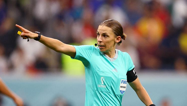 Stephanie Frappart, wasit wanita pertama yang memimpin pertandingan di Piala Dunia 2022 antara Kosta Rika vs Jerman (Foto: REUTERS/Kai Pfaffenbach). - INDOSPORT