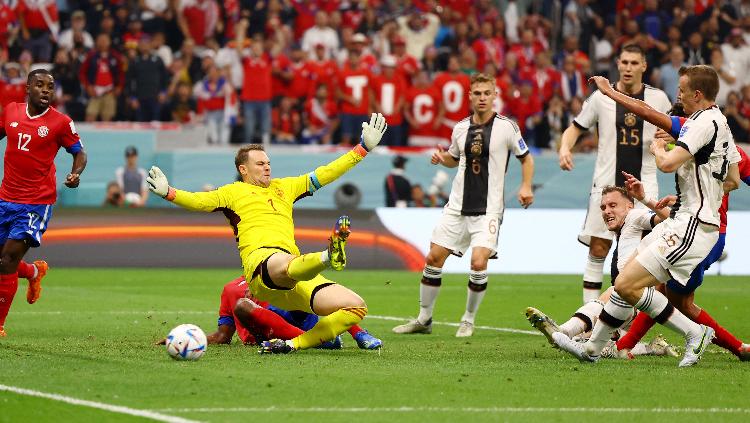 Kiper Timnas Jerman, Manuel Neuer coba menahan serangan Kosta Rika di Piala Dunia 2022 REUTERS-Kai Pfaffenbach