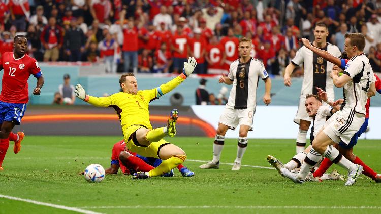 Kiper Timnas Jerman, Manuel Neuer coba menahan serangan Kosta Rika di Piala Dunia 2022 REUTERS-Kai Pfaffenbach - INDOSPORT