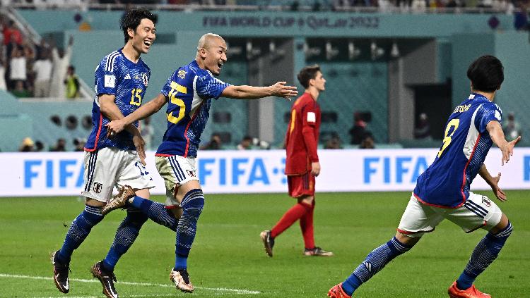 Daizen Maeda dan Daichi Kamada Jepang merayakan gol kedua mereka yang dicetak oleh Ao Tanaka. REUTERS-Dylan Martinez - INDOSPORT