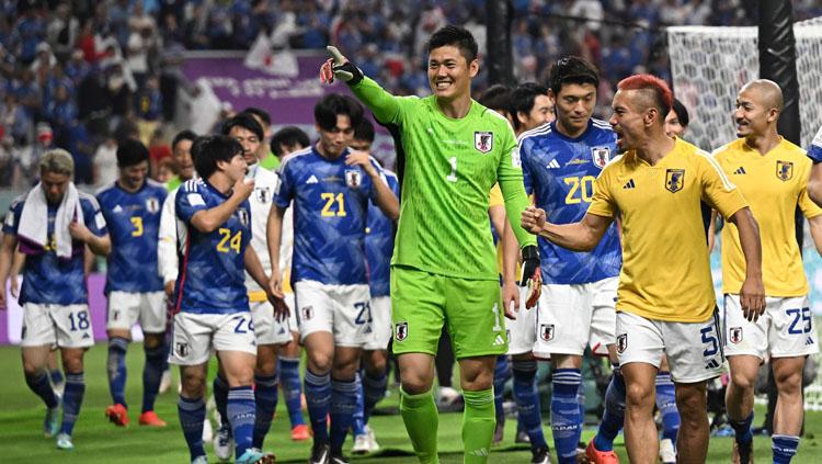 Selebrasi para pemain Timnas Jepang usai memastikan diri lolos ke babak 16 besar Piala Dunia 2022 (Foto:REUTERS/Dylan Martinez). Copyright: REUTERS/Dylan Martinez