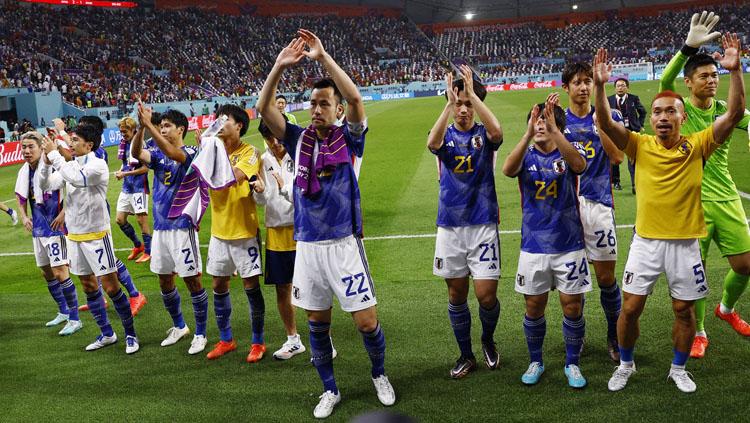 Selebrasi para pemain Timnas Jepang usai memastikan diri lolos ke babak 16 besar Piala Dunia 2022 (Foto: REUTERS/Susana Vera).