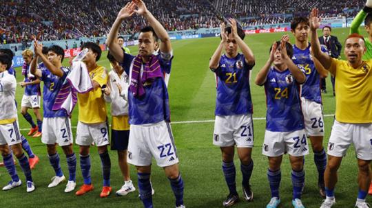 Selebrasi para pemain Timnas Jepang usai memastikan diri lolos ke babak 16 besar Piala Dunia 2022 (Foto: REUTERS/Susana Vera).