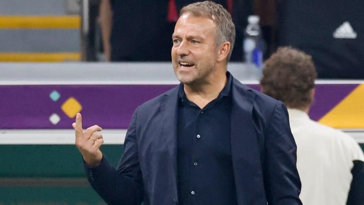 Pelatih Jerman, Hansi Flick di laga Piala Dunia 2022 kontra Kosta Rika (02/12/22). (Foto: REUTERS/Thaier Al-Sudani)