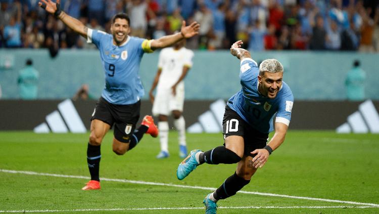 Giorgian de Arrascaeta Uruguay merayakan gol kedua mereka dengan Luis Suarez di Piala Dunia 2022 REUTERS/John Sibley Copyright: REUTERS/John Sibley