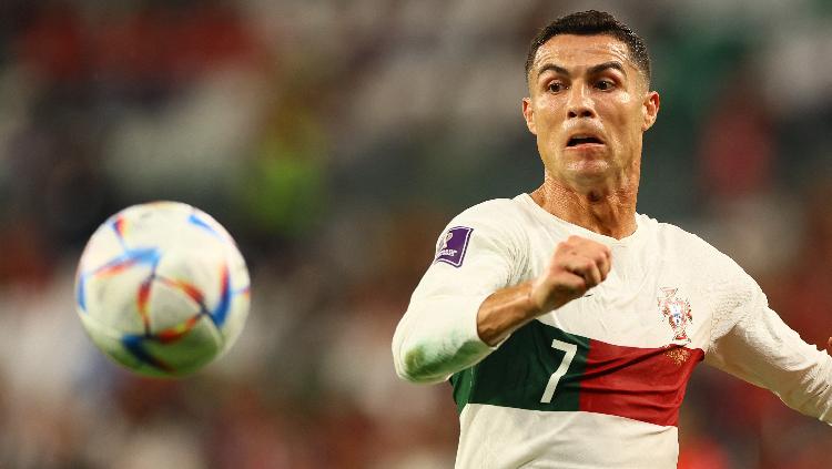 Cristiano Ronaldo tetap jadi pusat perhatian dengan aksi nyleneh meski jadi pemain cadangan di babak 16 besar Piala Dunia 2022 antara Portugal vs Swiss. REUTERS-Wolfgang Rattay