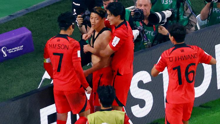 Hwang Hee-chan dari Korea Selatan merayakan gol kedua kontra Portugal di Piala Dunia 2022 dengan Cho Gue-sung, Son Heung-min, dan Hwang Ui-jo. Foto: REUTERS-Fabrizio Bensch. - INDOSPORT