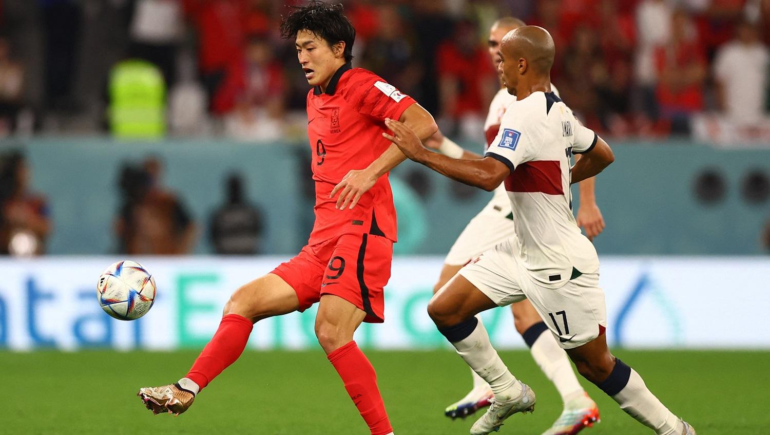 Bomber Korea Selatan, Cho Gue-sung (kiri) tengah berduel dengan pemain Portugal, Joao Mario, di Piala Dunia 2022.