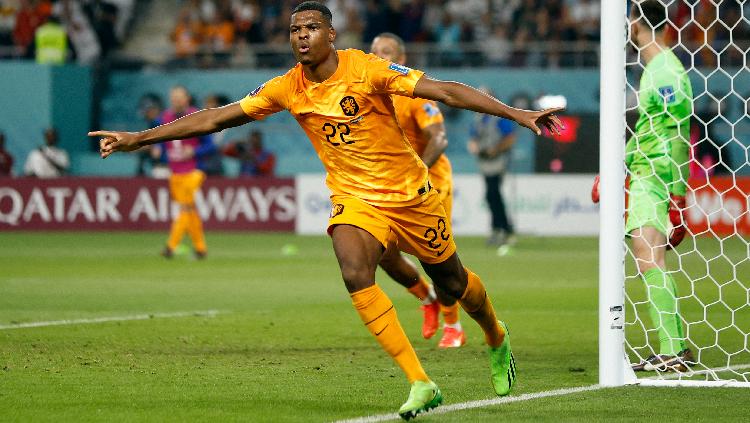 Denzel Dumfries merayakan gol ketiga mereka REUTERS/John Sibley