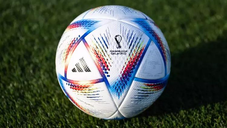Sebuah inovasi luar biasa yang diperkenalkan FIFA melalui bola Al Rihla yang digunakan di Piala Dunia 2022 ternyata bisa di-cas. - INDOSPORT