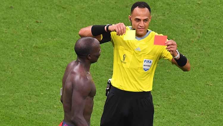 Sebelum 2004, selebrasi gol dengan melepas jersey atau seragam masih sangat jamak dilakukan bahkan sejumlah pemain menjadikannya gaya perayaan andalan.