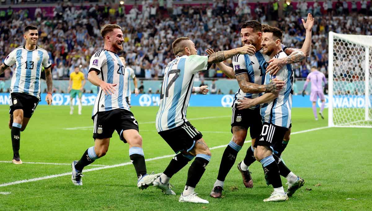 Pelebrasi pemain Argentina Lionel Messi merayakan kemenangan dengan rekan setimnya usai menyingkirkan Australia di 16 besar Piala Dunia Qatar 2022. (Foto: REUTERS/Carl Recine) - INDOSPORT