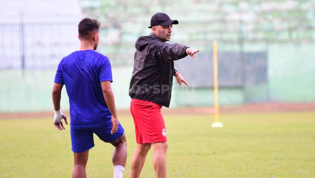 Javier Roca saat memimpin latihan Arema FC.