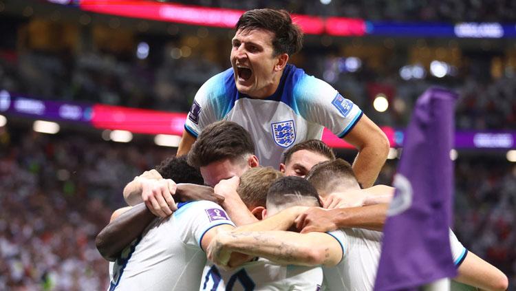 Selebrasi Timnas Inggris usai memastikan diri lolos ke babak 16 besar Piala Dunia 2022 (Foto: REUTERS/Carl Recine). - INDOSPORT