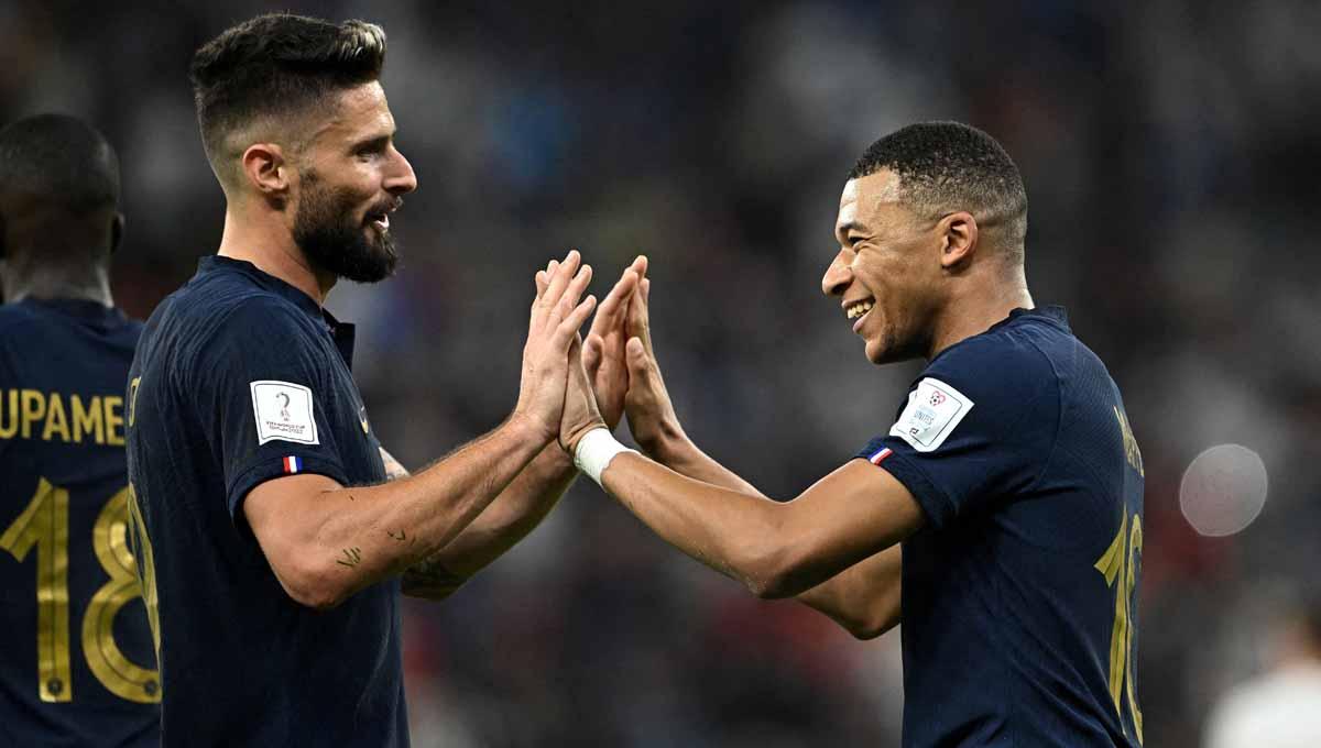 Kylian Mbappe dari Prancis merayakan gol kedua mereka dengan Olivier Giroud ke gawang Polandia dalam laga babak 16 besar Piala Dunia Qatar 2022. (Foto: REUTERS/Dylan Martinez)