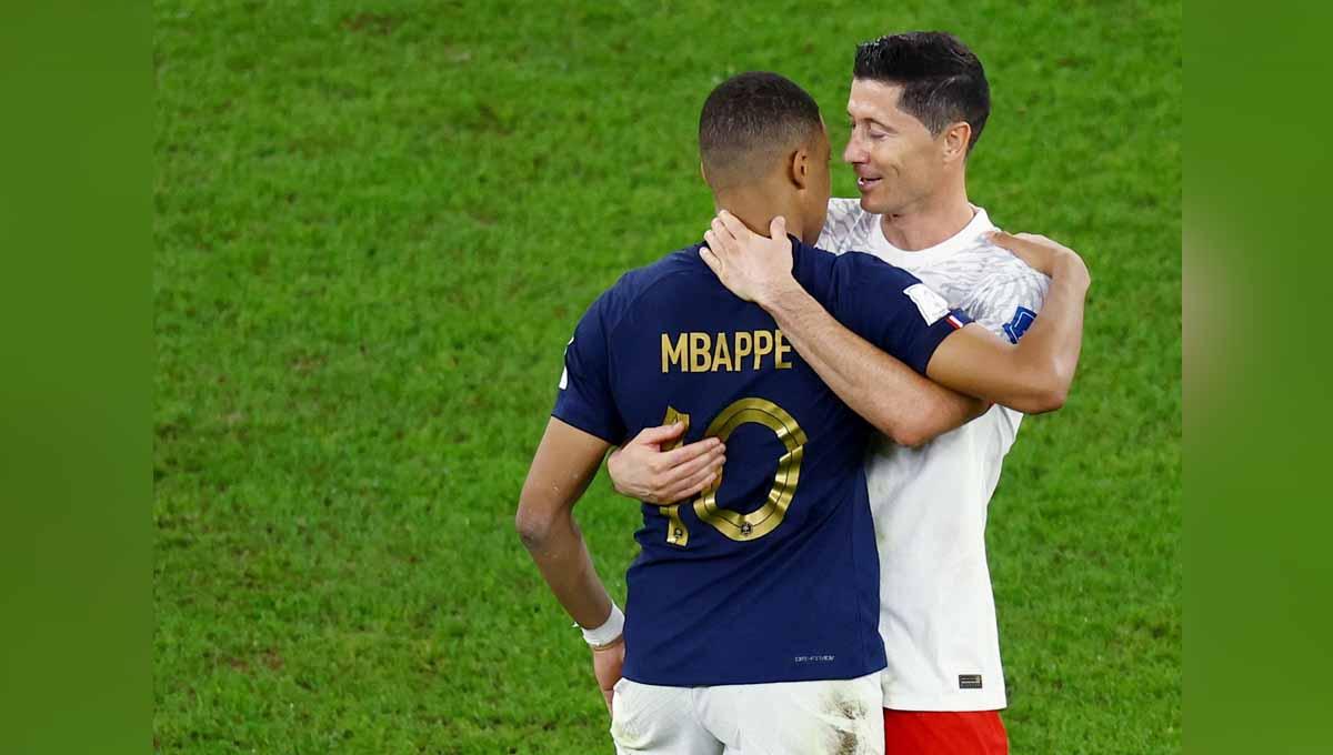 Kylian Mbappe dari Prancis dengan Robert Lewandowski dari Polandia saling berpelukan usai pertandingan berakhir. (Foto: REUTERS/Lee Smith)