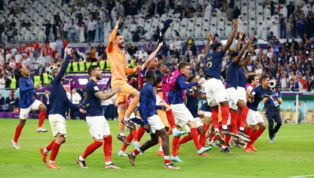 Para pemain Prancis merayakan di depan para penggemar usai pertandingan saat Prancis melaju ke perempat final. (Foto: REUTERS/Bernadett Szabo)